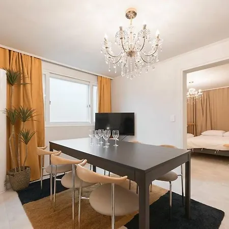 Villa Triple Metro Station Area House