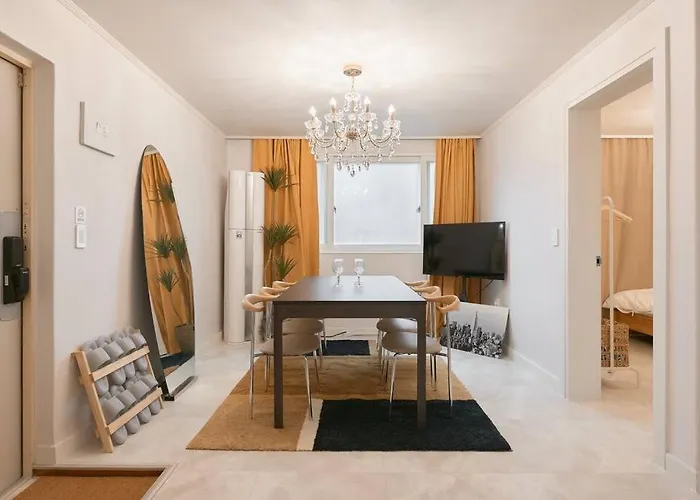 Villa Triple Metro Station Area House